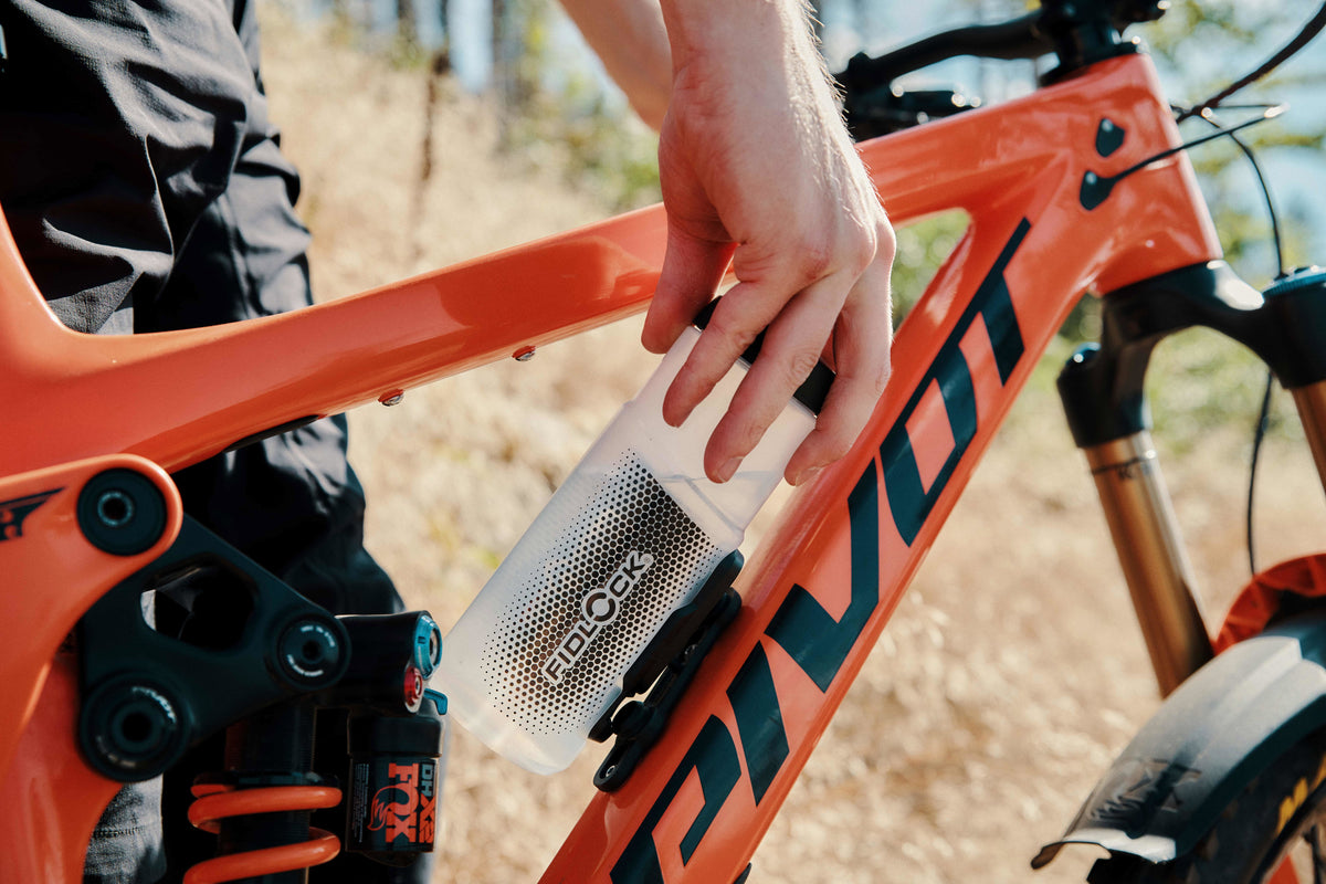Fidlock TWIST Trinkflasche 600 ml – Set (mit Bottle Connector, mit Bike Base). Transparent