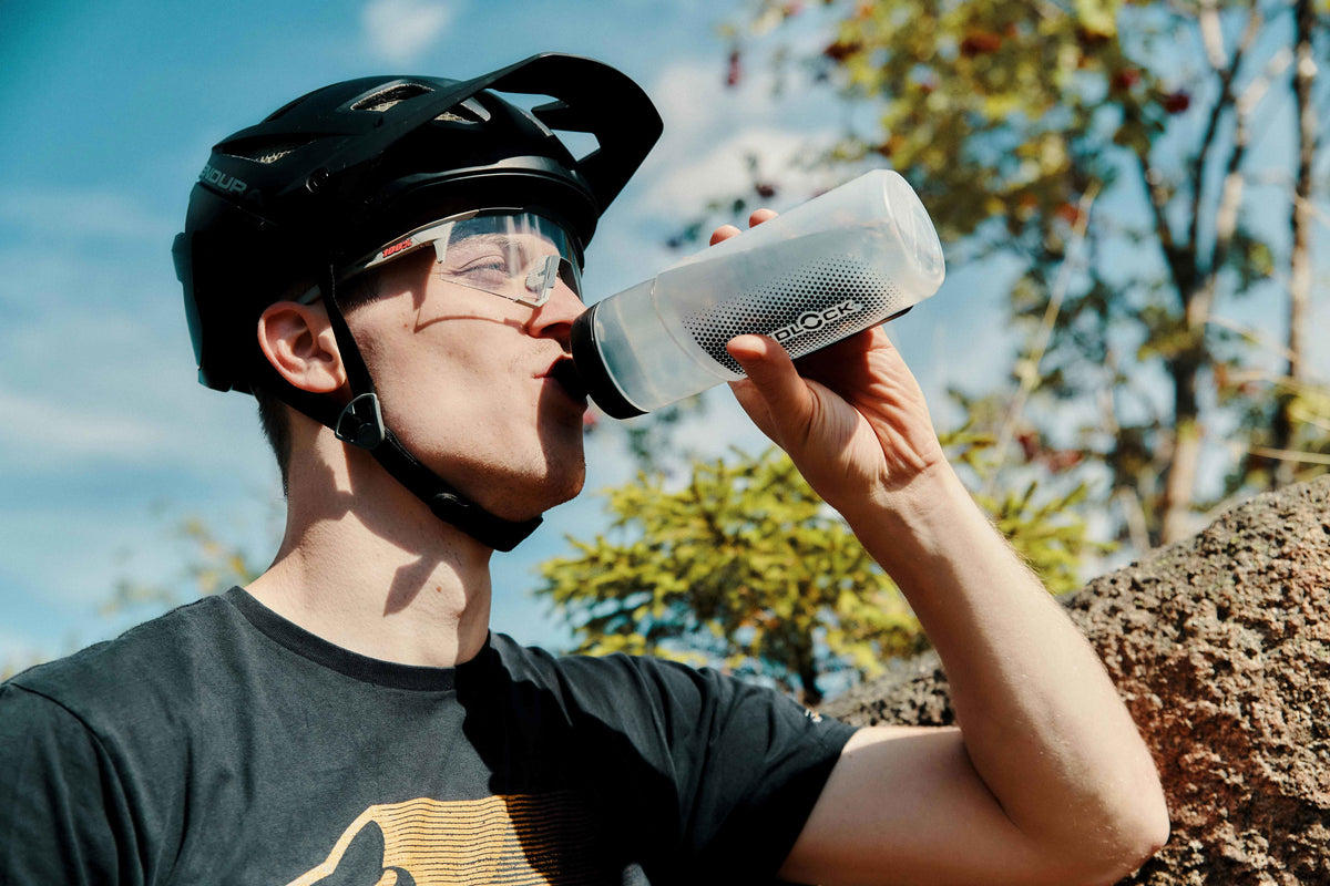 Fidlock TWIST Trinkflasche 600 ml – Set (mit Bottle Connector, mit Bike Base). Transparent