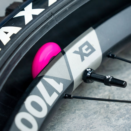 Tubeless Secure Tag Holder + Valve Kit black