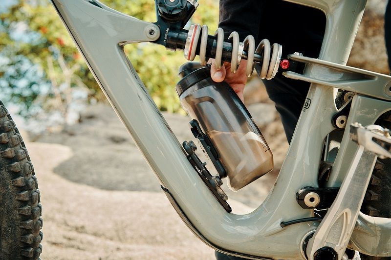 Fidlock TWIST Trinkflasche 750 ml Compact – Set (mit Bottle Connector, mit Bike Base).